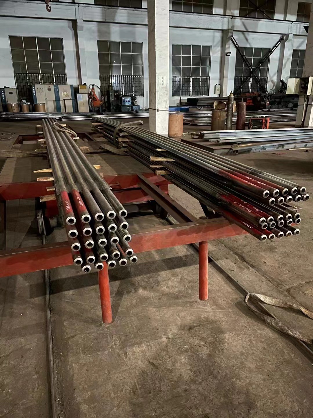 水冷壁管屏|管中心距76.2mm，管屏長6米、5根一組，Φ63.5×7.1內螺紋管，鰭片8mm