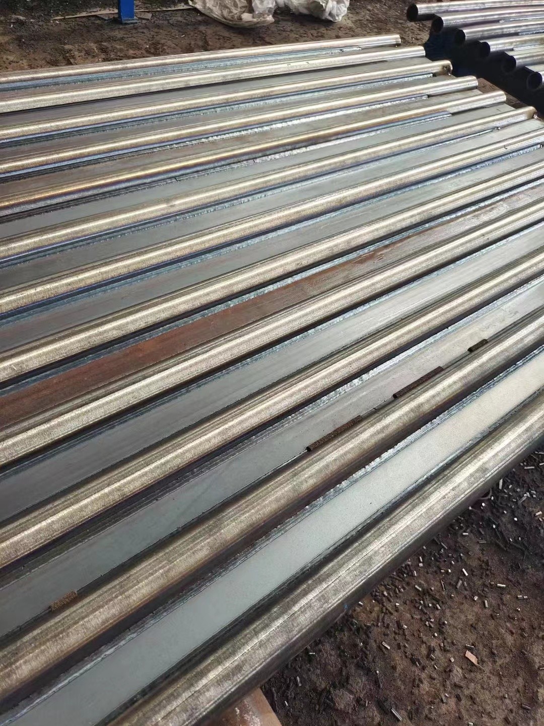 Φ38.1×7.5 SA-213T2 每件9根水冷壁管一排，長12米，管節(jié)距50.8mm,鰭片連接，鰭片為膜式扁鋼厚δ6.4㎜，材料為15CrMo，采用雙面坡口焊接型式