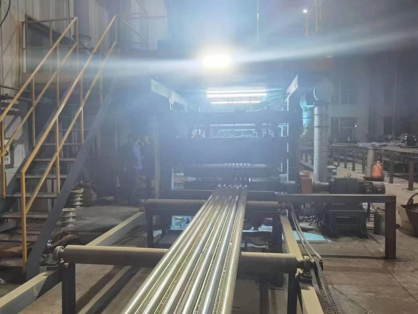 水冷壁管屏|Φ38.1×7.5 SA-213T2 每件9根水冷壁管一排，長12米，管節(jié)距50.8mm,鰭片連接，鰭片為膜式扁鋼厚δ6.4㎜，材料為15CrMo，采用雙面坡口焊接型式